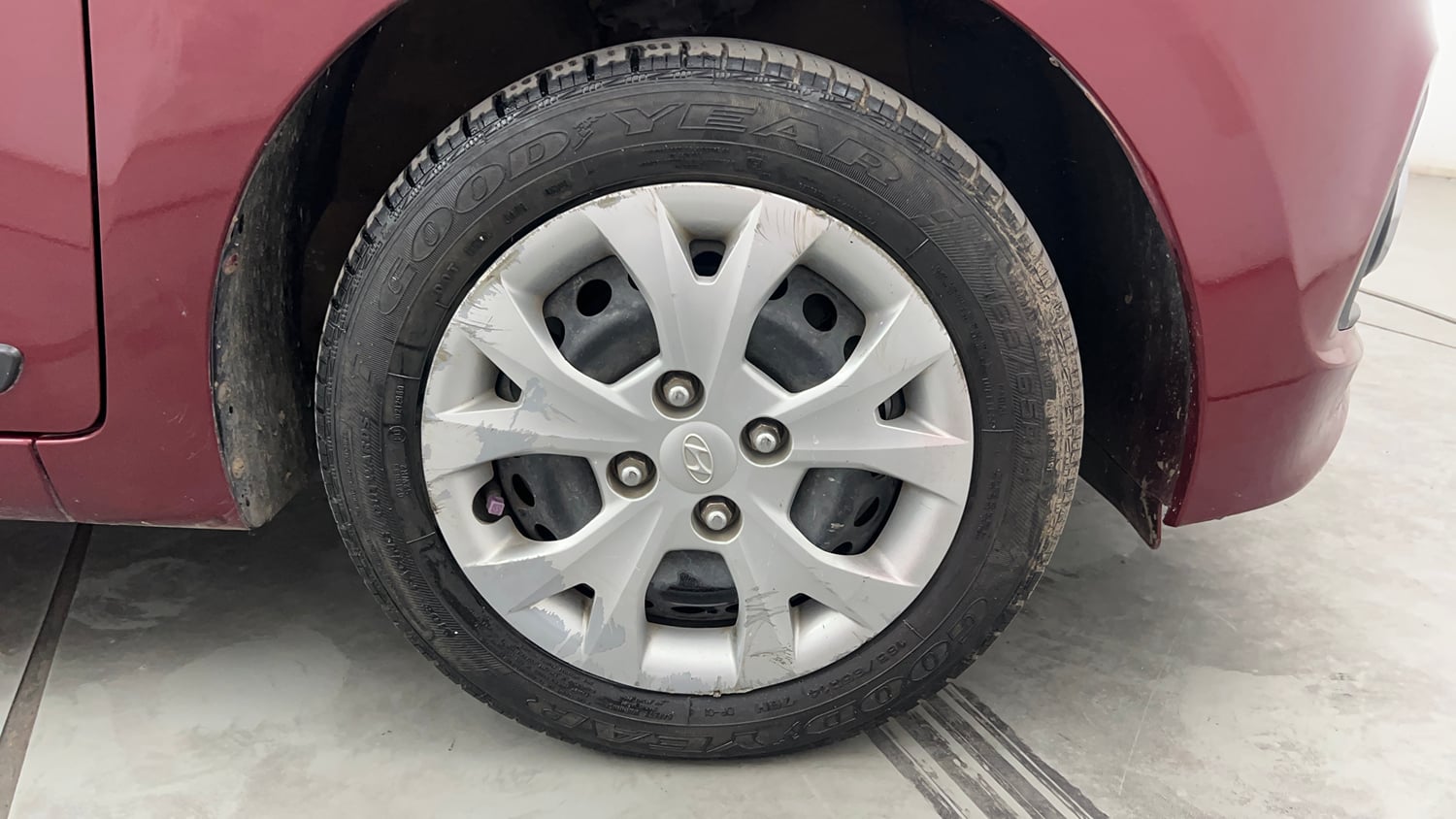 Used 2015 Hyundai Grand i10 Sportz 1.2 Kappa VTVT Petrol Manual tyres RIGHT FRONT TYRE RIM VIEW