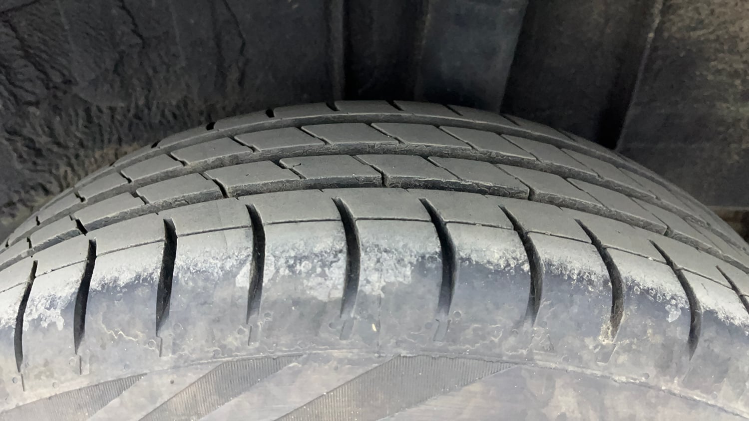 Used 2022 Renault Triber RXZ Dual Tone Petrol Manual tyres LEFT REAR TYRE TREAD VIEW