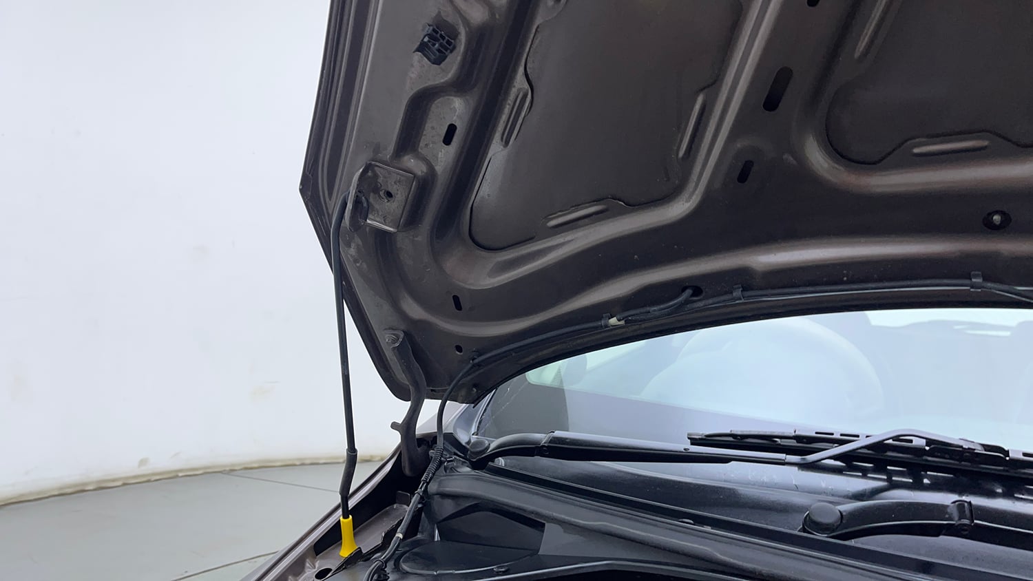 Used 2018 Tata Tiago Revotron XZ Petrol Manual engine ENGINE RIGHT SIDE HINGE & APRON VIEW