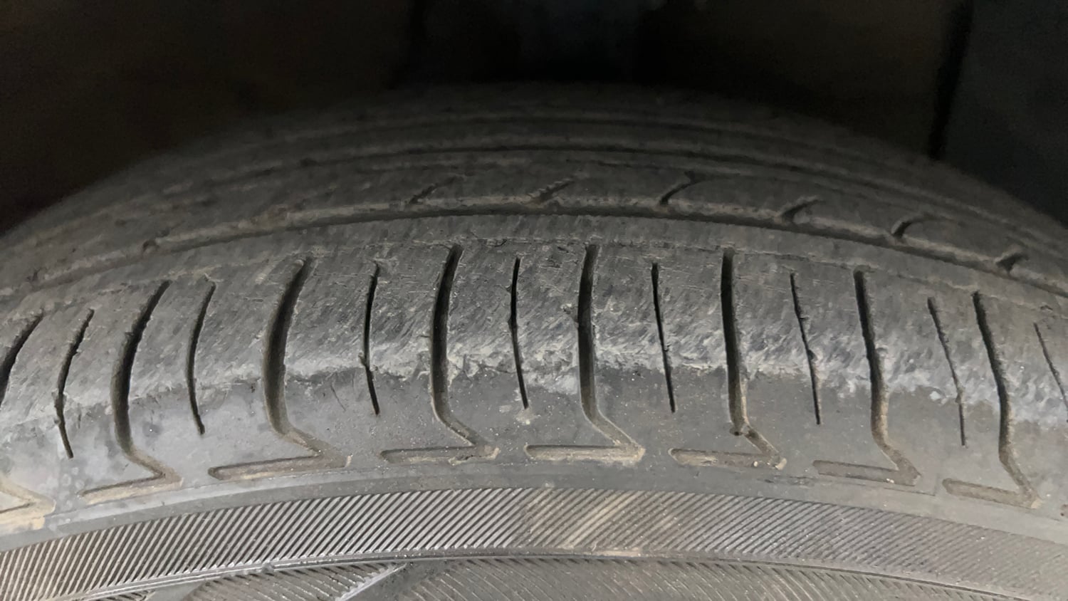 Used 2015 Hyundai Grand i10 Asta AT 1.2 Kappa VTVT Petrol Automatic tyres RIGHT FRONT TYRE TREAD VIEW