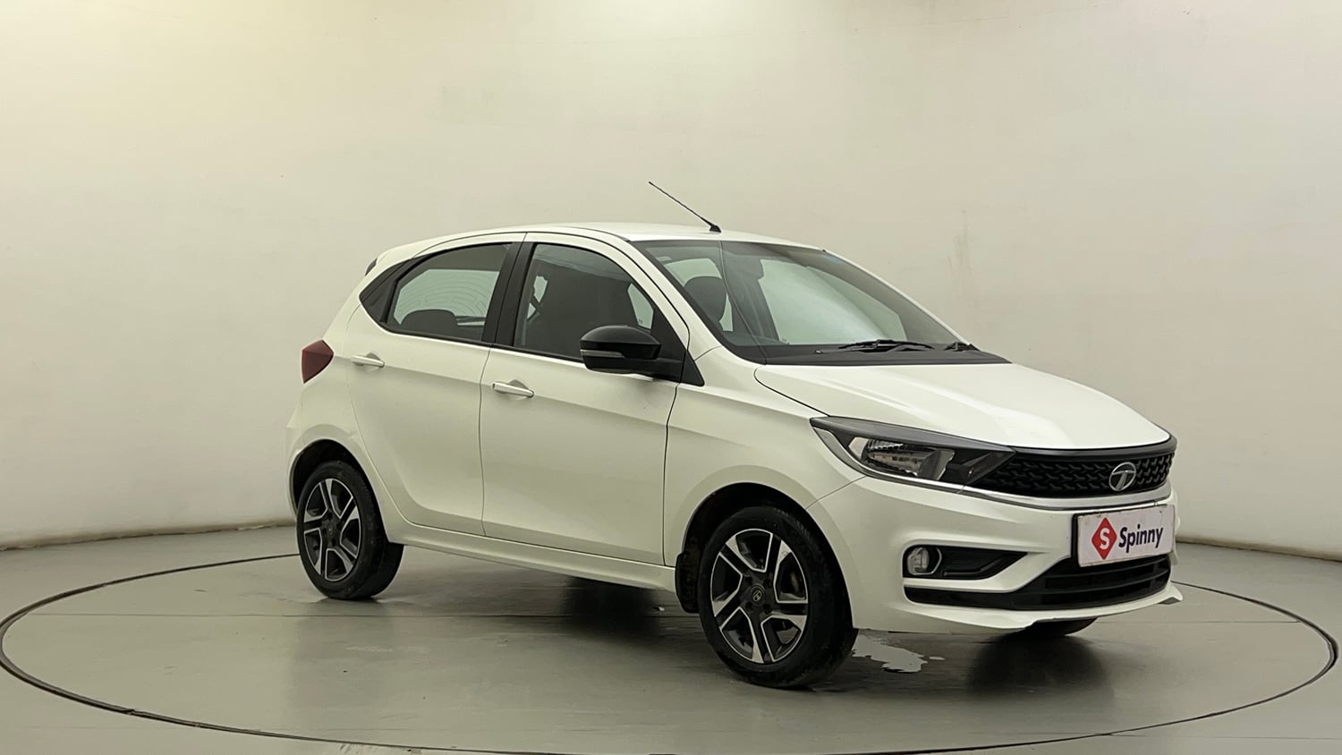 Used 2020 Tata Tiago XZ Plus Petrol Manual exterior RIGHT FRONT CORNER VIEW