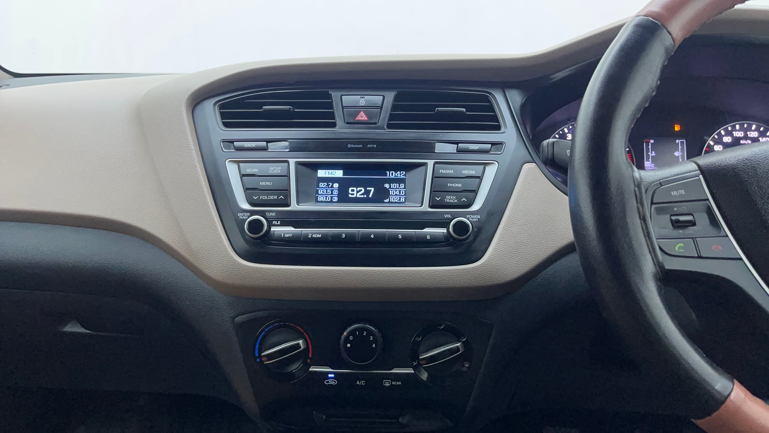 Used 2017 Hyundai Elite i20 Sportz 1.2 Petrol Manual interior MUSIC SYSTEM & AC CONTROL VIEW