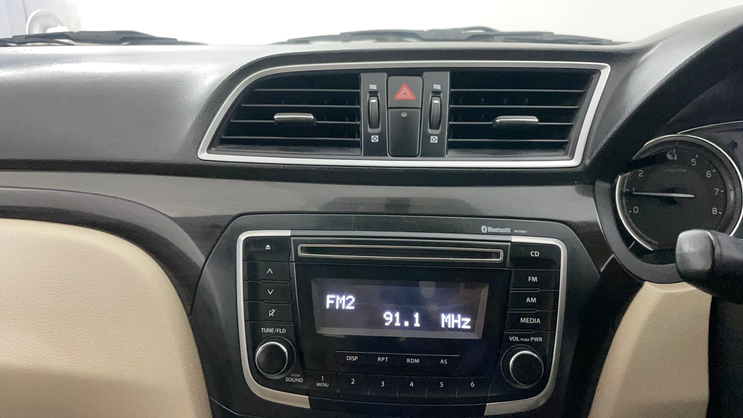 Used 2016 Maruti Suzuki Ciaz VXi+ Petrol Manual top_features Integrated (in-dash) music system