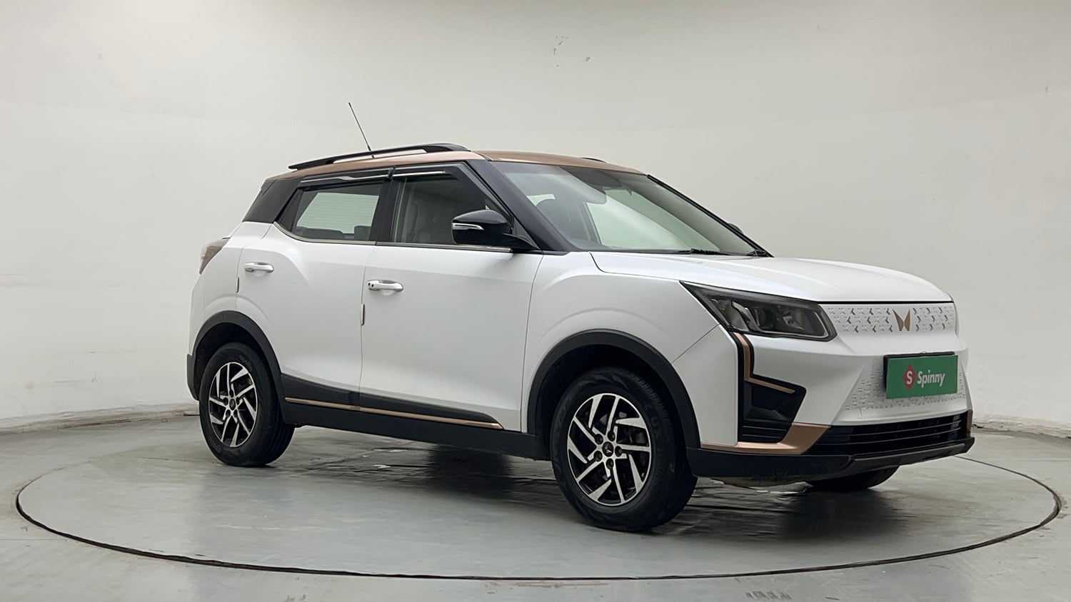 Used 2024 Mahindra XUV400 EL 39.4 KWH Dual Tone Electric Automatic exterior RIGHT FRONT CORNER VIEW