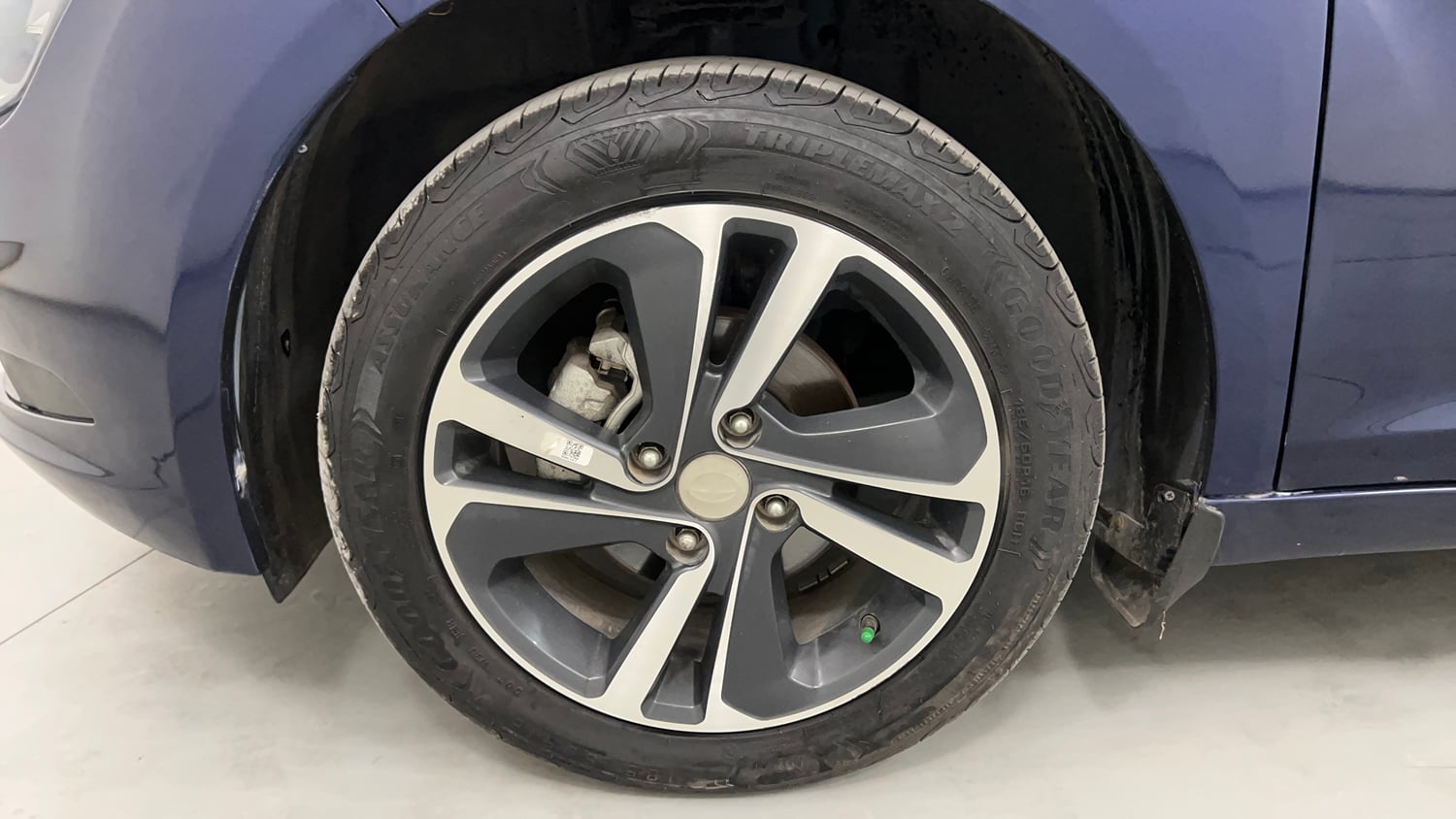 Used 2022 Tata Altroz XZA Petrol Petrol Automatic tyres LEFT FRONT TYRE RIM VIEW