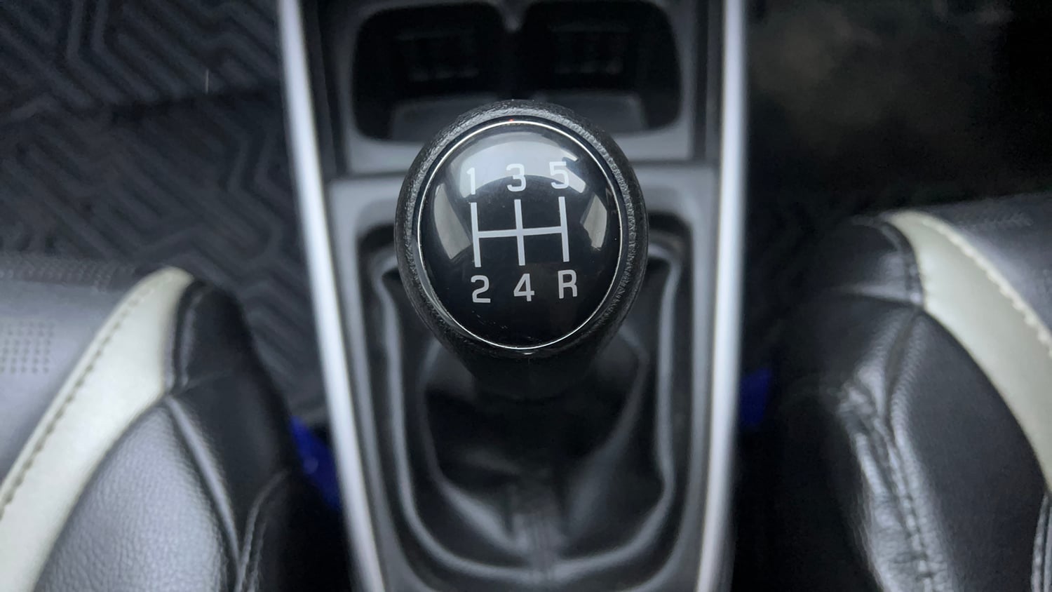 Used 2024 Maruti Suzuki XL6 Zeta MT Petrol Petrol Manual interior GEAR  KNOB VIEW