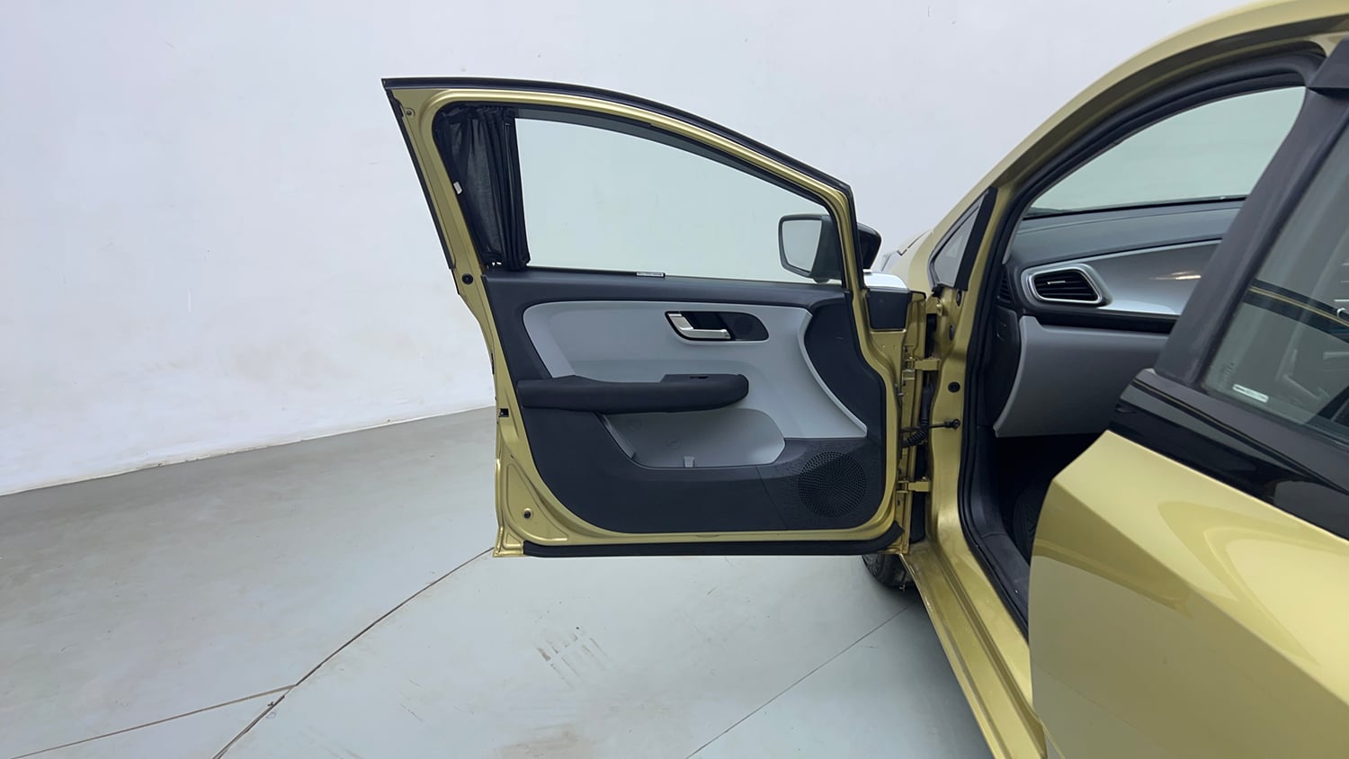 Used 2020 Tata Altroz XZ Petrol Petrol Manual interior LEFT FRONT DOOR OPEN VIEW