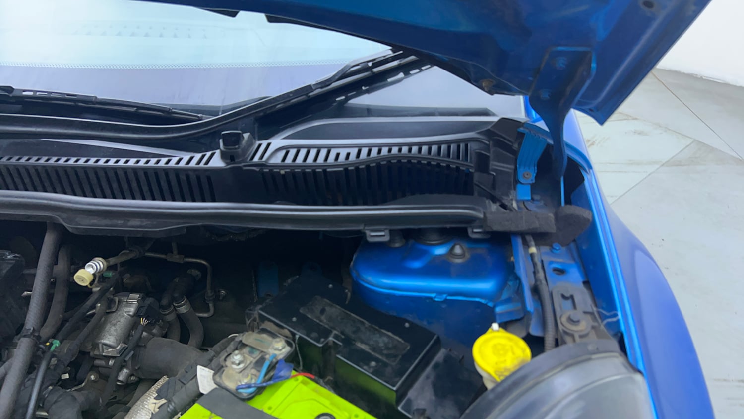 Used 2019 Tata Nexon XMA Petrol Petrol Automatic engine ENGINE LEFT SIDE HINGE & APRON VIEW