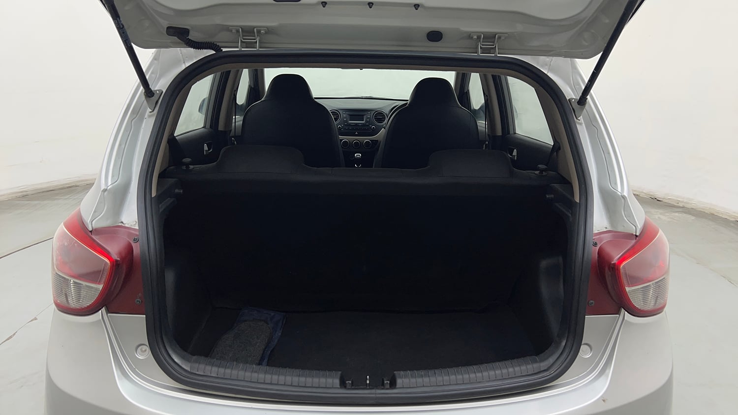 Used 2016 Hyundai Grand i10 Sportz 1.2 Kappa VTVT Petrol Manual interior DICKY INSIDE VIEW