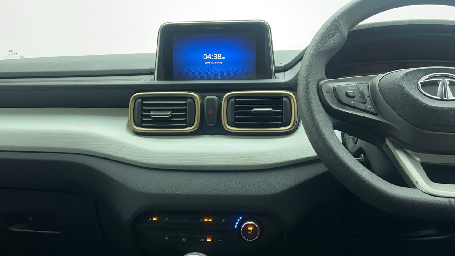 Used 2022 Tata Punch Accomplished MT Petrol Manual top_features Integrated (in-dash) music system