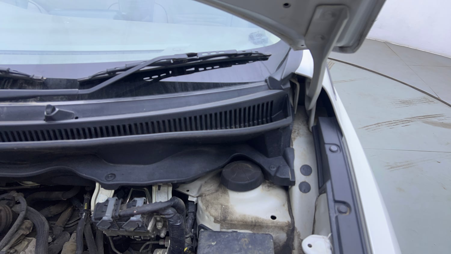 Used 2023 Maruti Suzuki Ertiga ZXi (O) CNG Cng Manual engine ENGINE LEFT SIDE HINGE & APRON VIEW