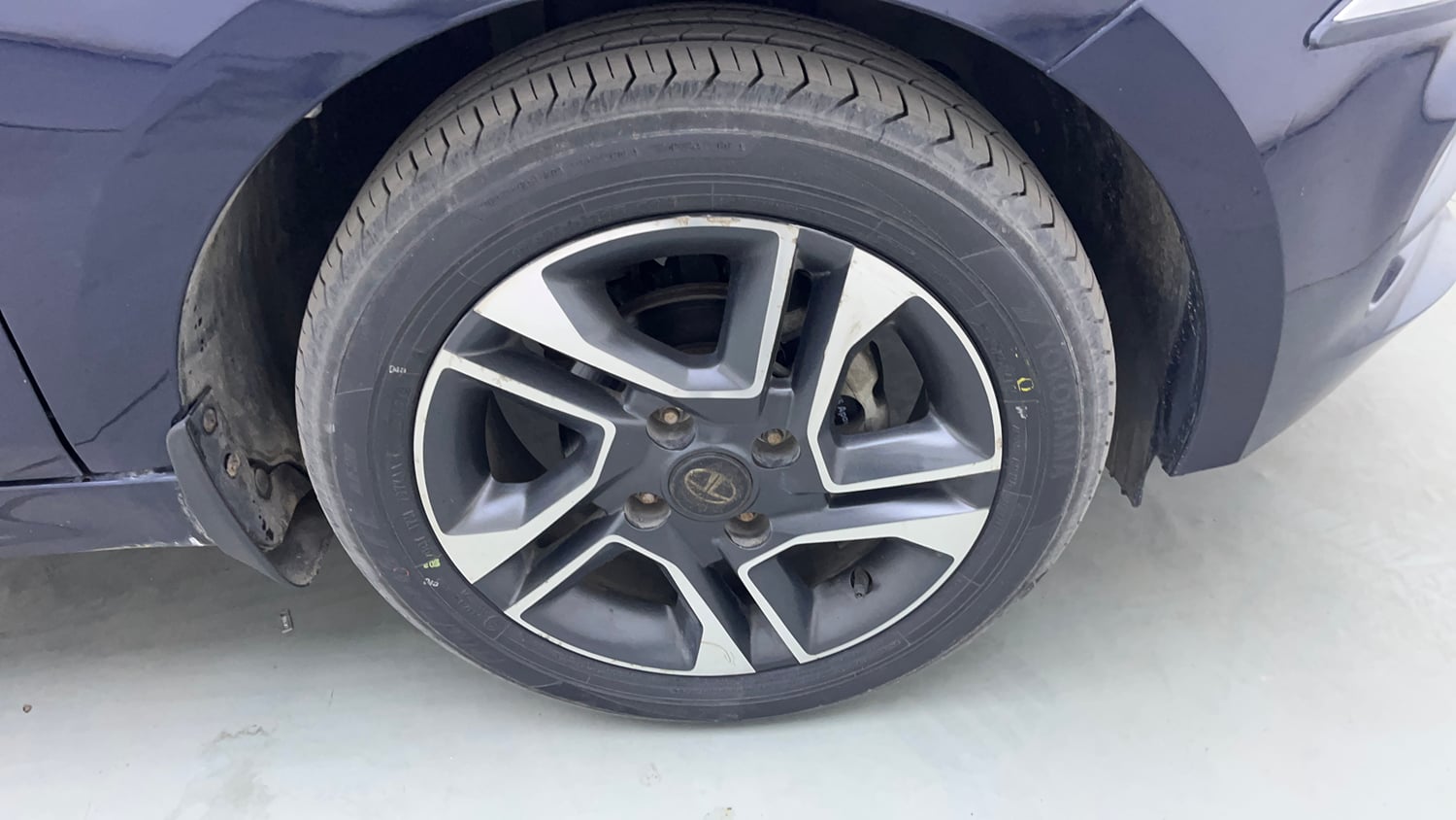Used 2023 Tata Tigor XZ Plus Petrol Manual tyres RIGHT FRONT TYRE RIM VIEW