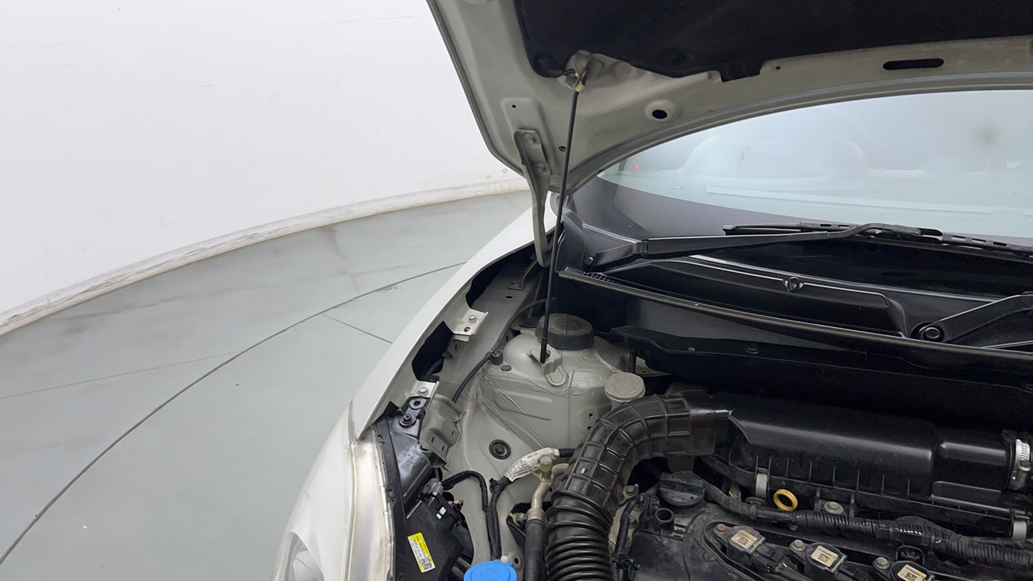 Used 2018 Maruti Suzuki Swift ZXi AMT Petrol Automatic engine ENGINE RIGHT SIDE HINGE & APRON VIEW