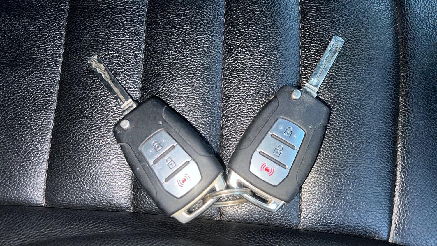 Used 2021 Mahindra XUV 300 W8 (O) 1.2 Petrol AMT Petrol Automatic extra CAR KEY VIEW