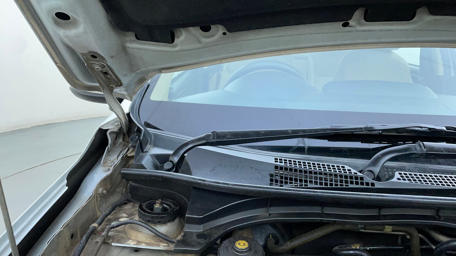 Used 2019 Honda Amaze 1.5 VX CVT Diesel Diesel Automatic engine ENGINE RIGHT SIDE HINGE & APRON VIEW