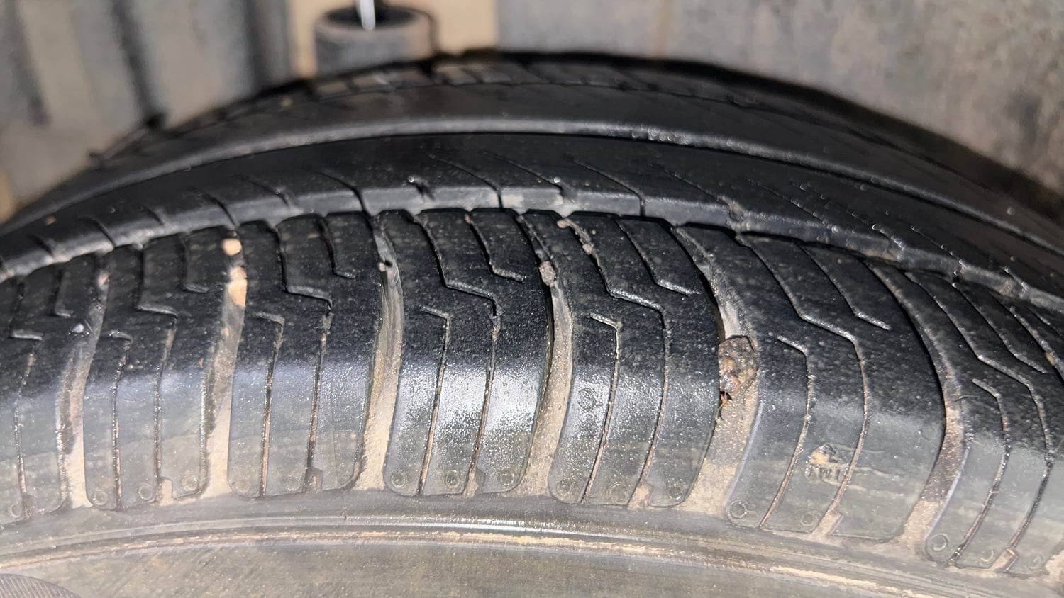Used 2016 Maruti Suzuki Swift ZXi Petrol Manual tyres RIGHT REAR TYRE TREAD VIEW