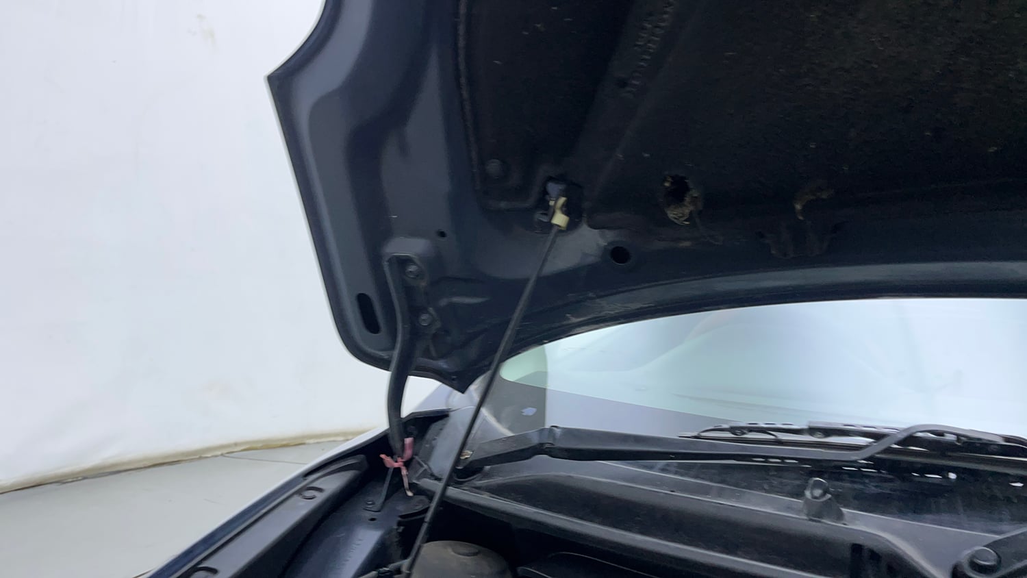 Used 2020 Maruti Suzuki Baleno Delta Petrol Manual engine ENGINE RIGHT SIDE HINGE & APRON VIEW