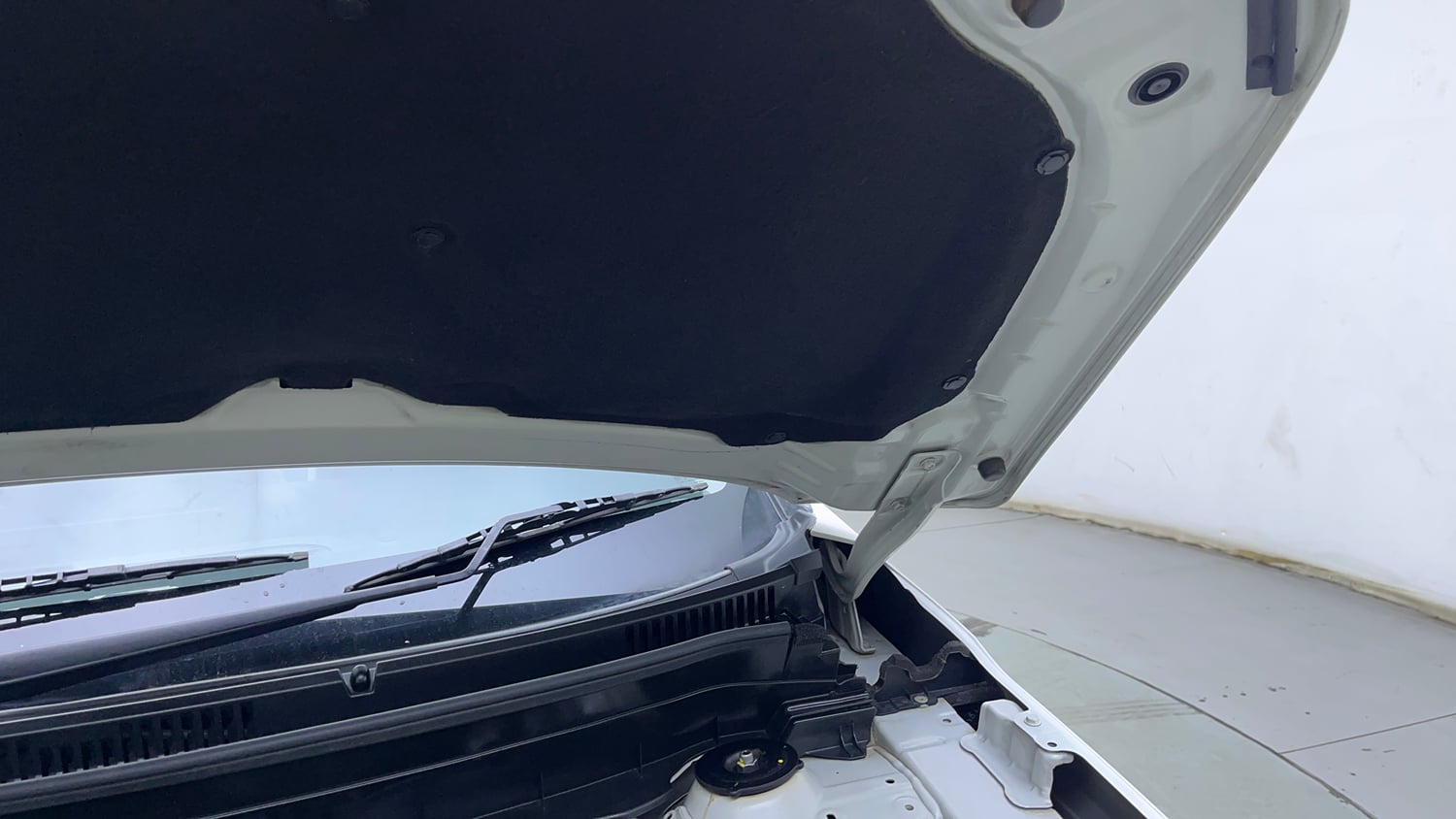 Used 2023 Maruti Suzuki Brezza ZXi Petrol Manual engine ENGINE LEFT SIDE HINGE & APRON VIEW