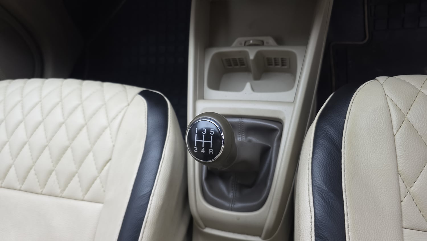 Used 2020 Maruti Suzuki New Ertiga ZXi Petrol Manual interior GEAR  KNOB VIEW