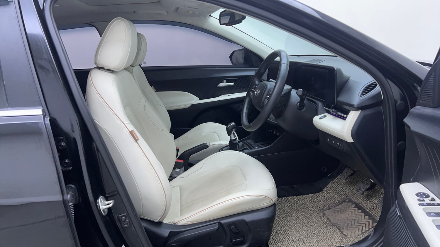Used 2023 Hyundai Verna SX (O)1.5 MPi Petrol Manual interior RIGHT SIDE FRONT DOOR CABIN VIEW