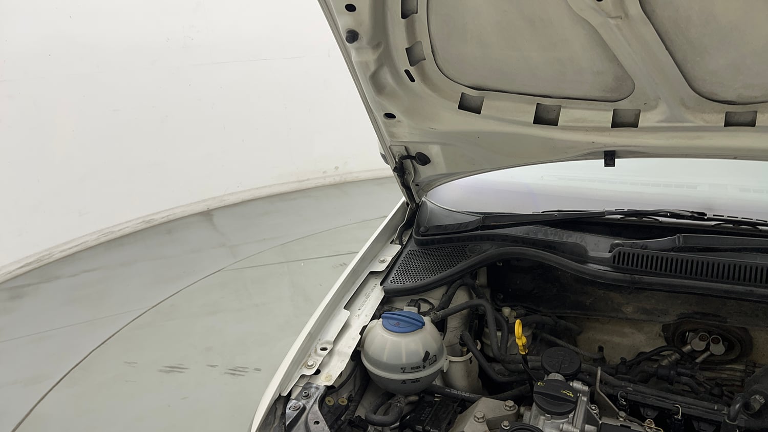Used 2014 Volkswagen Polo Comfortline 1.2L (P) Petrol Manual engine ENGINE RIGHT SIDE HINGE & APRON VIEW
