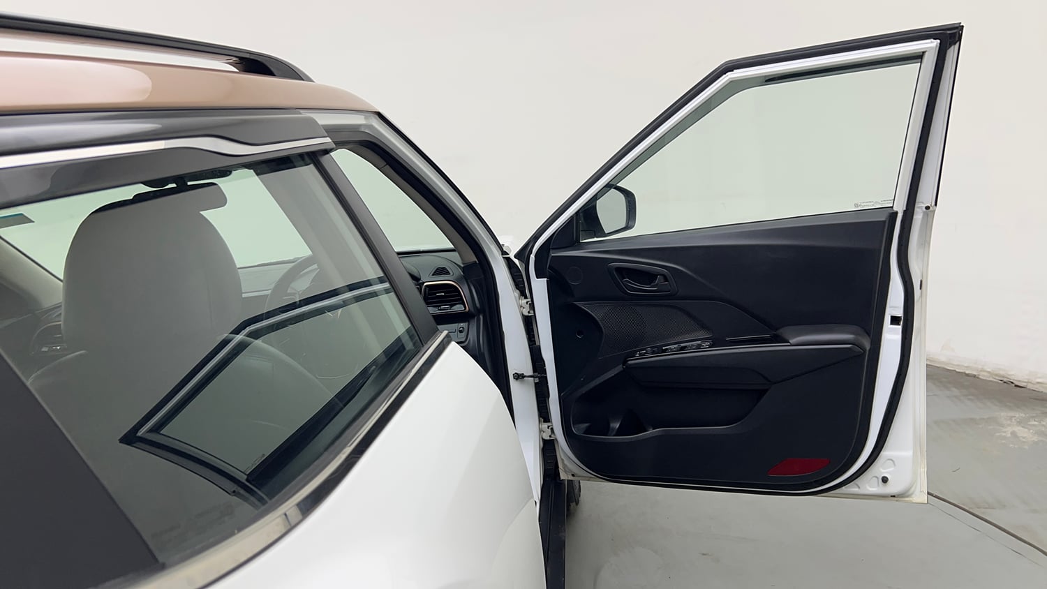 Used 2024 Mahindra XUV400 EL 39.4 KWH Dual Tone Electric Automatic interior RIGHT FRONT DOOR OPEN VIEW