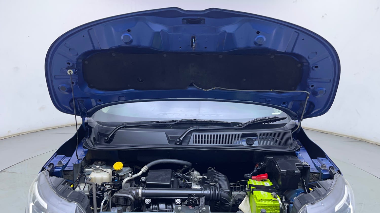 Used 2022 Renault Triber RXZ Dual Tone Petrol Manual engine ENGINE & BONNET OPEN FRONT VIEW