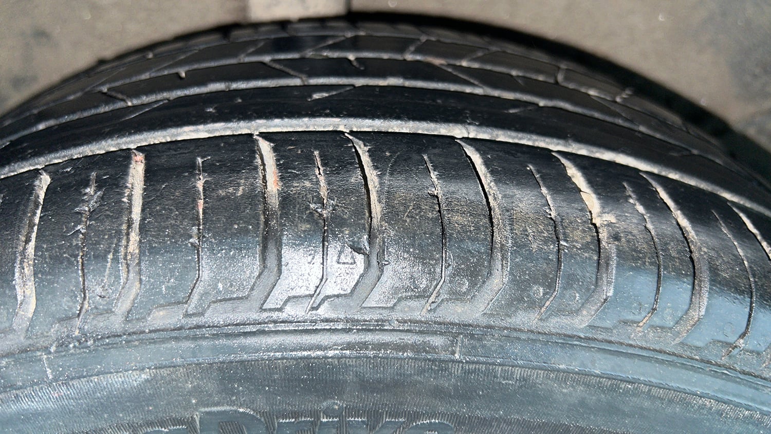 Used 2023 Hyundai New i20 Asta (O) 1.2 MT Petrol Manual tyres RIGHT REAR TYRE TREAD VIEW