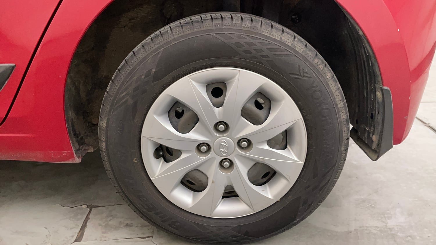 Used 2016 Hyundai Elite i20 Sportz 1.2 Petrol Manual tyres LEFT REAR TYRE RIM VIEW