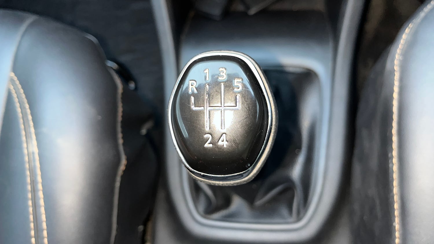 Used 2022 Renault Triber RXZ Dual Tone Petrol Manual interior GEAR  KNOB VIEW