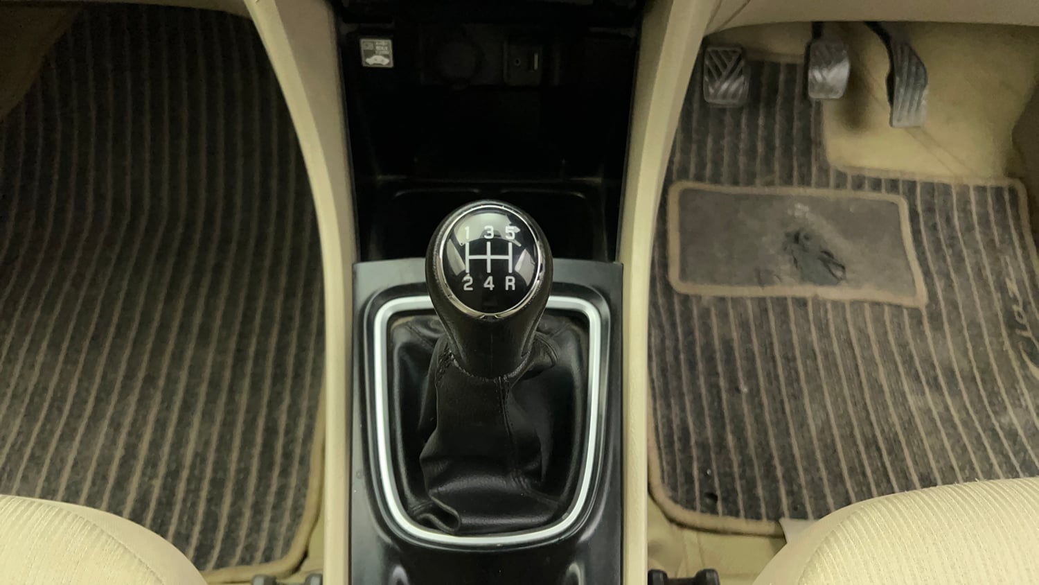 Used 2016 Maruti Suzuki Ciaz VXi+ Petrol Manual interior GEAR  KNOB VIEW