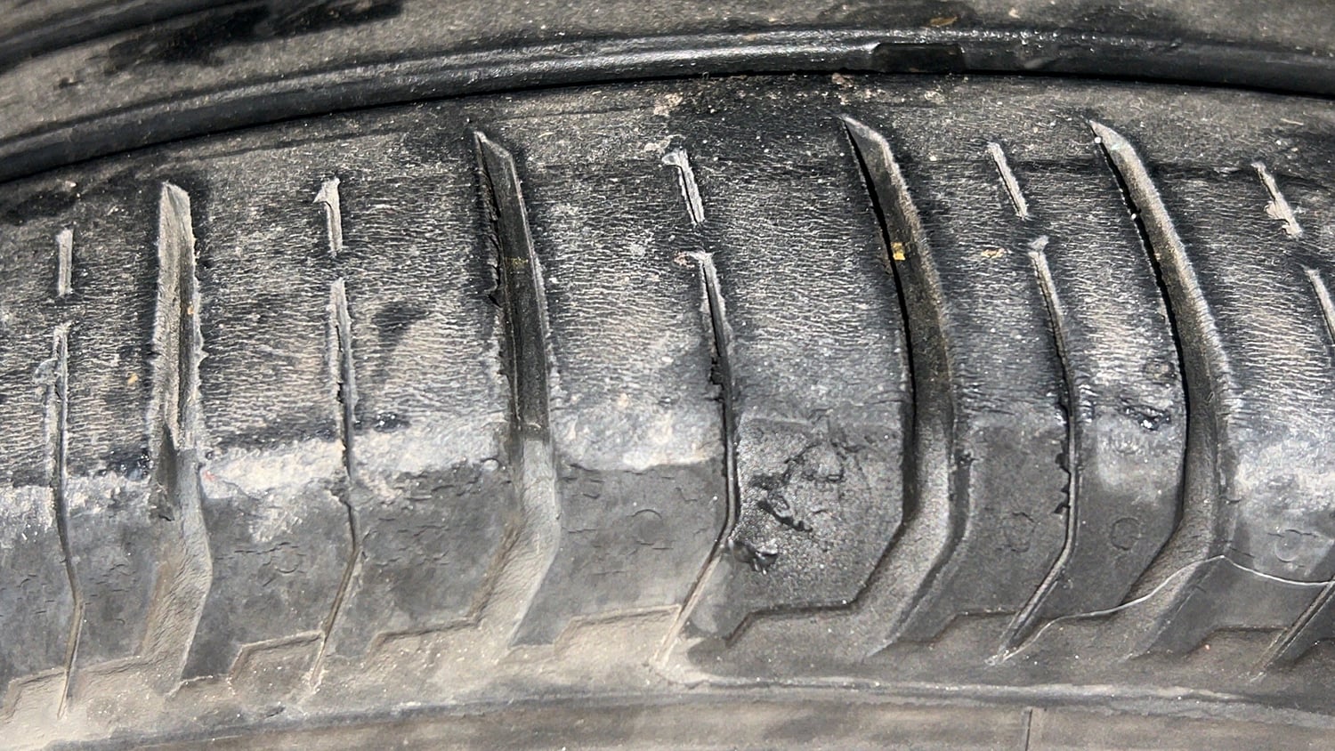 Used 2022 Volkswagen Virtus GT Plus 1.5 TSI EVO DSG Petrol Automatic tyres RIGHT FRONT TYRE TREAD VIEW