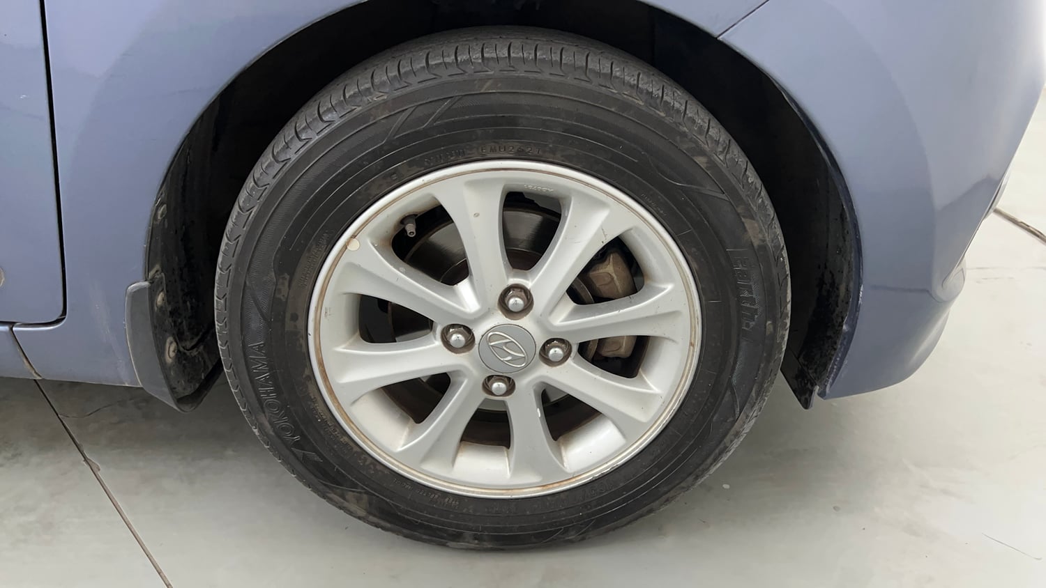 Used 2015 Hyundai Grand i10 Asta AT 1.2 Kappa VTVT Petrol Automatic tyres RIGHT FRONT TYRE RIM VIEW