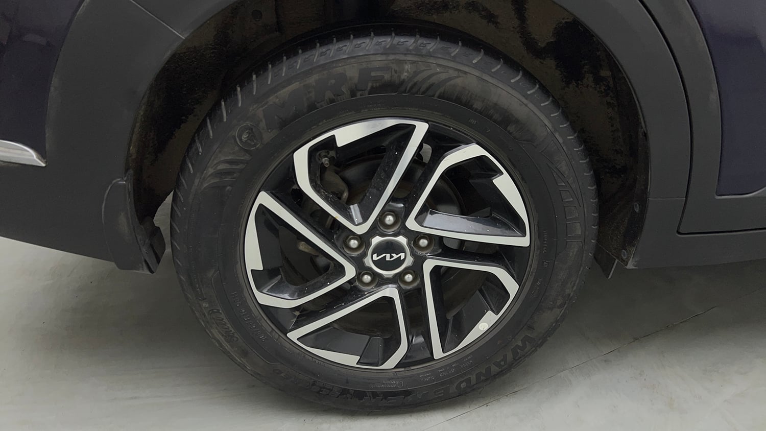 Used 2022 Kia Carens Luxury Plus 1.5 Diesel AT 7 STR Diesel Automatic tyres RIGHT REAR TYRE RIM VIEW