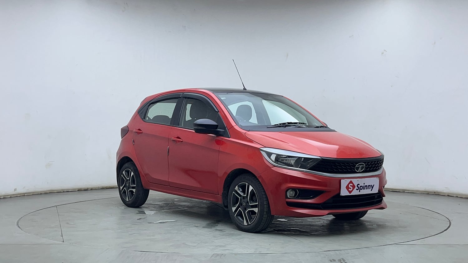 Used 2020 Tata Tiago XZ Plus Dual Tone Petrol Manual exterior RIGHT FRONT CORNER VIEW