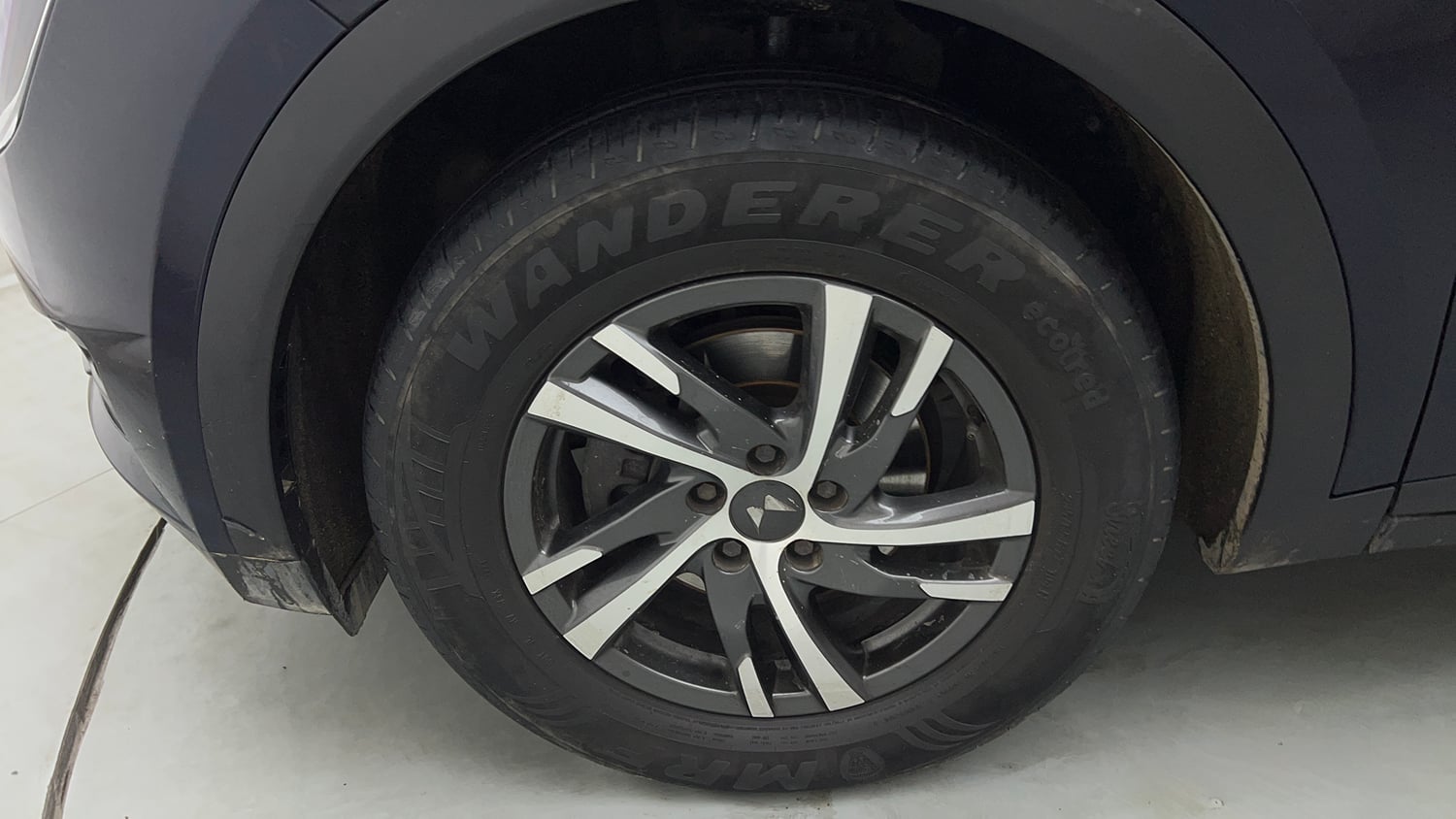 Used 2024 Mahindra XUV700 AX 5 Diesel AT 7 STR Diesel Automatic tyres LEFT FRONT TYRE RIM VIEW