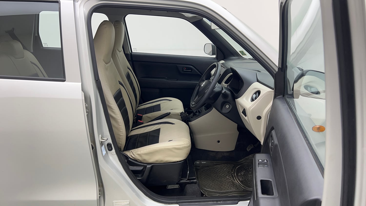 Used 2019 Maruti Suzuki Wagon R LXi 1.0 Petrol Manual interior RIGHT SIDE FRONT DOOR CABIN VIEW