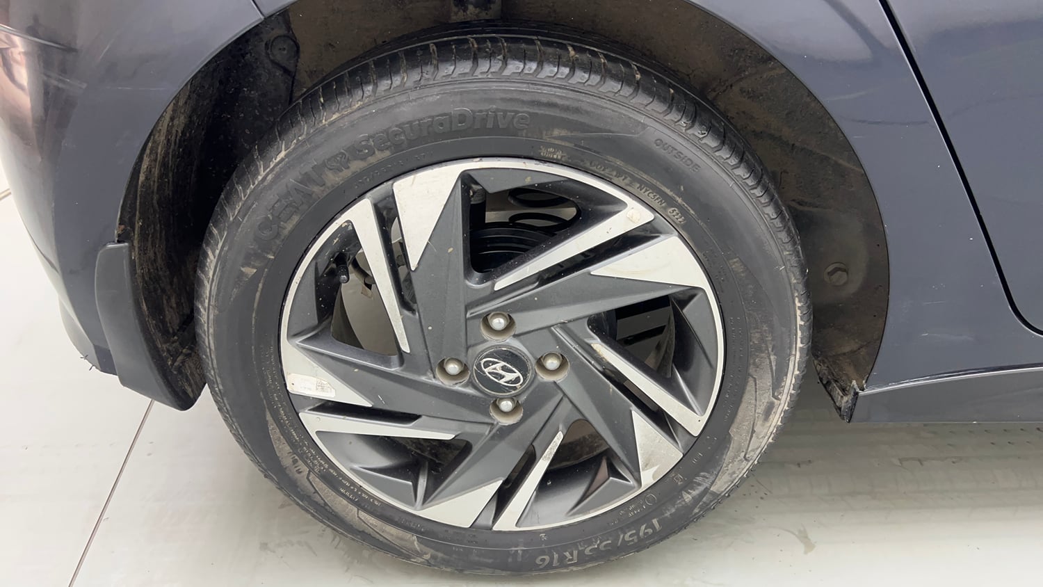 Used 2023 Hyundai New i20 Asta (O) 1.2 MT Petrol Manual tyres RIGHT REAR TYRE RIM VIEW