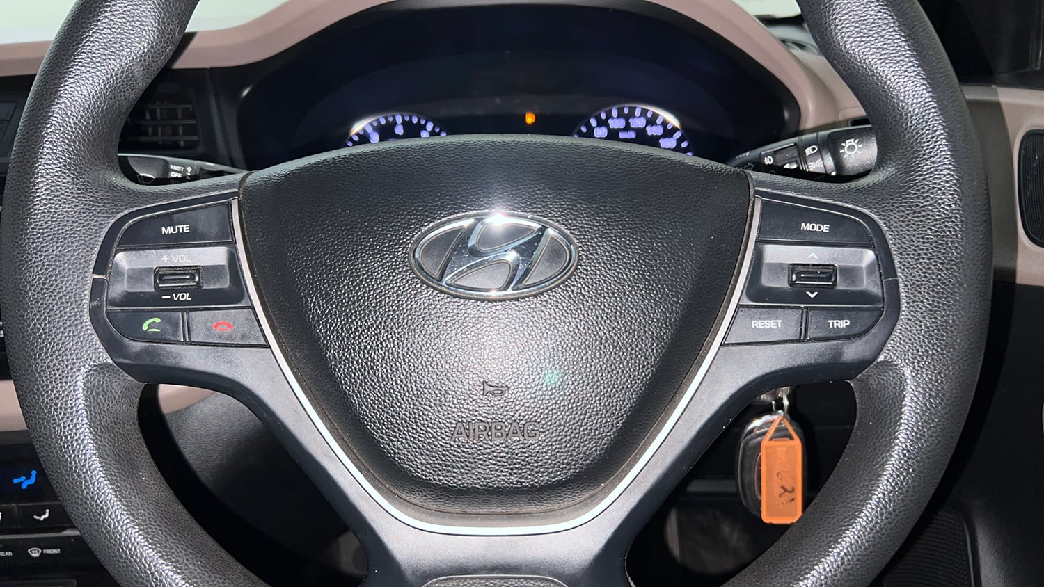 Used 2016 Hyundai Elite i20 Sportz 1.2 Petrol Manual top_features Steering mounted controls