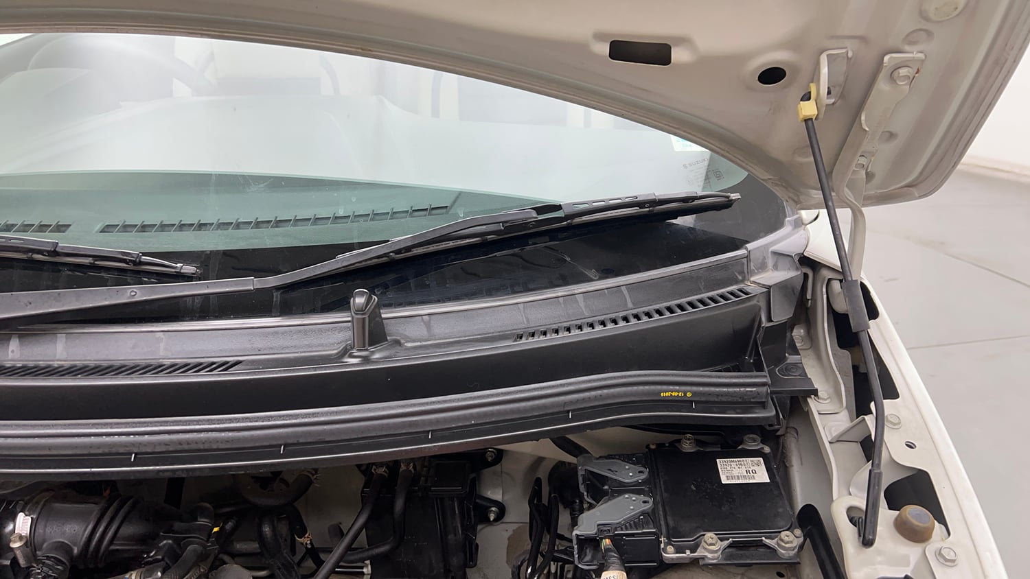 Used 2019 Maruti Suzuki Wagon R LXi 1.0 Petrol Manual engine ENGINE LEFT SIDE HINGE & APRON VIEW