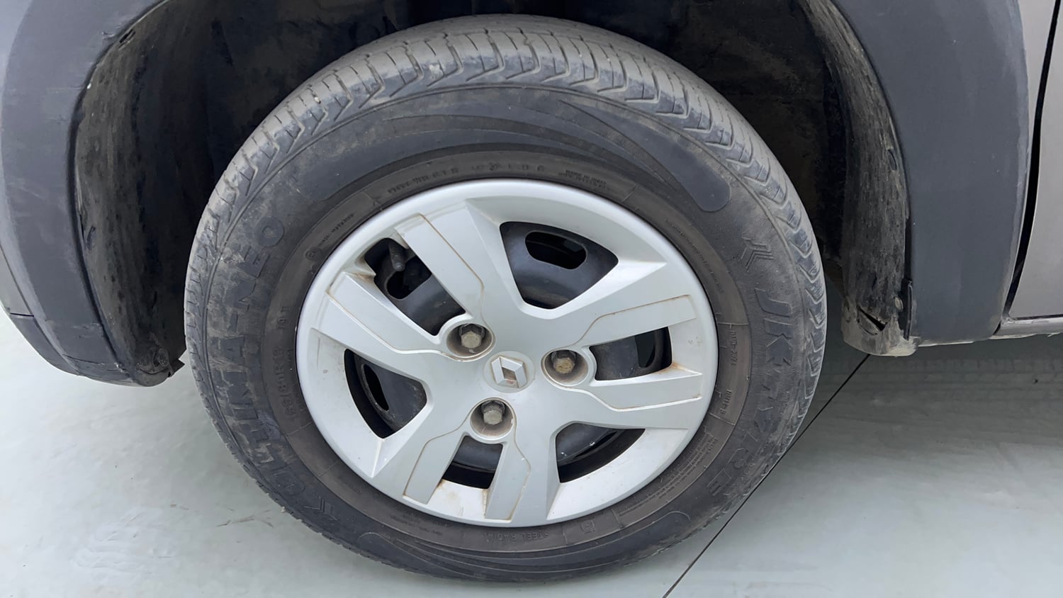 Used 2018 Renault Kwid 1.0 RXT AMT Opt Petrol Automatic tyres LEFT FRONT TYRE RIM VIEW