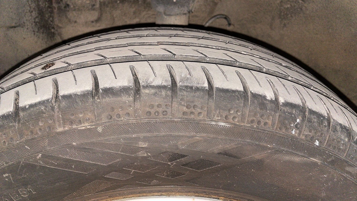 Used 2016 Hyundai Elite i20 Sportz 1.2 Petrol Manual tyres LEFT FRONT TYRE TREAD VIEW