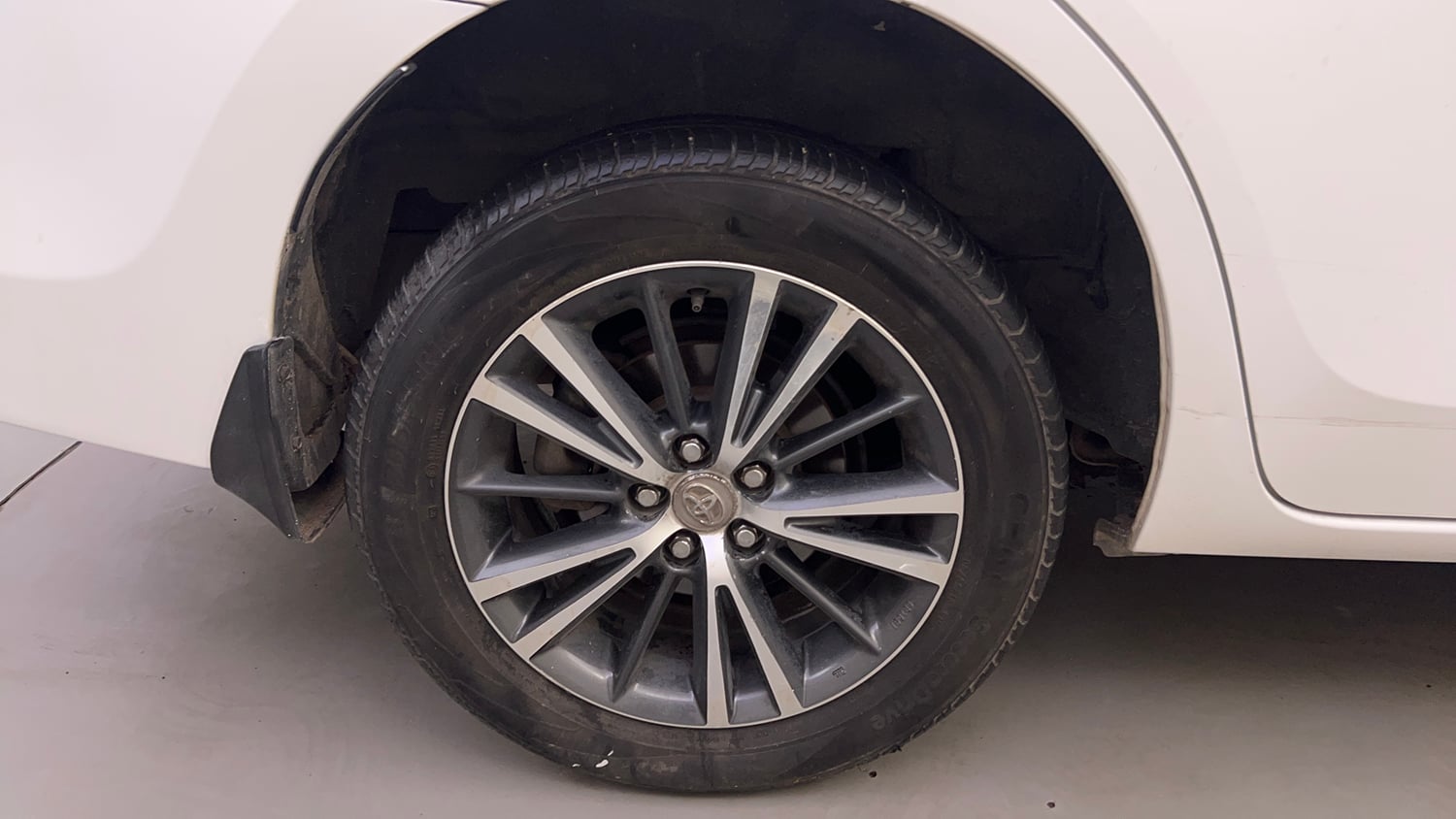 Used 2018 Toyota Corolla Altis VL CVT Petrol Petrol Automatic tyres RIGHT REAR TYRE RIM VIEW