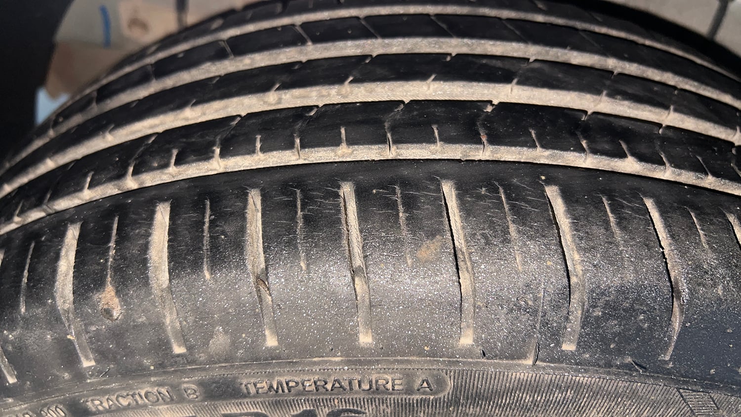 Used 2019 Hyundai Elite i20 Asta 1.2 (O) CVT Petrol Automatic tyres RIGHT REAR TYRE TREAD VIEW