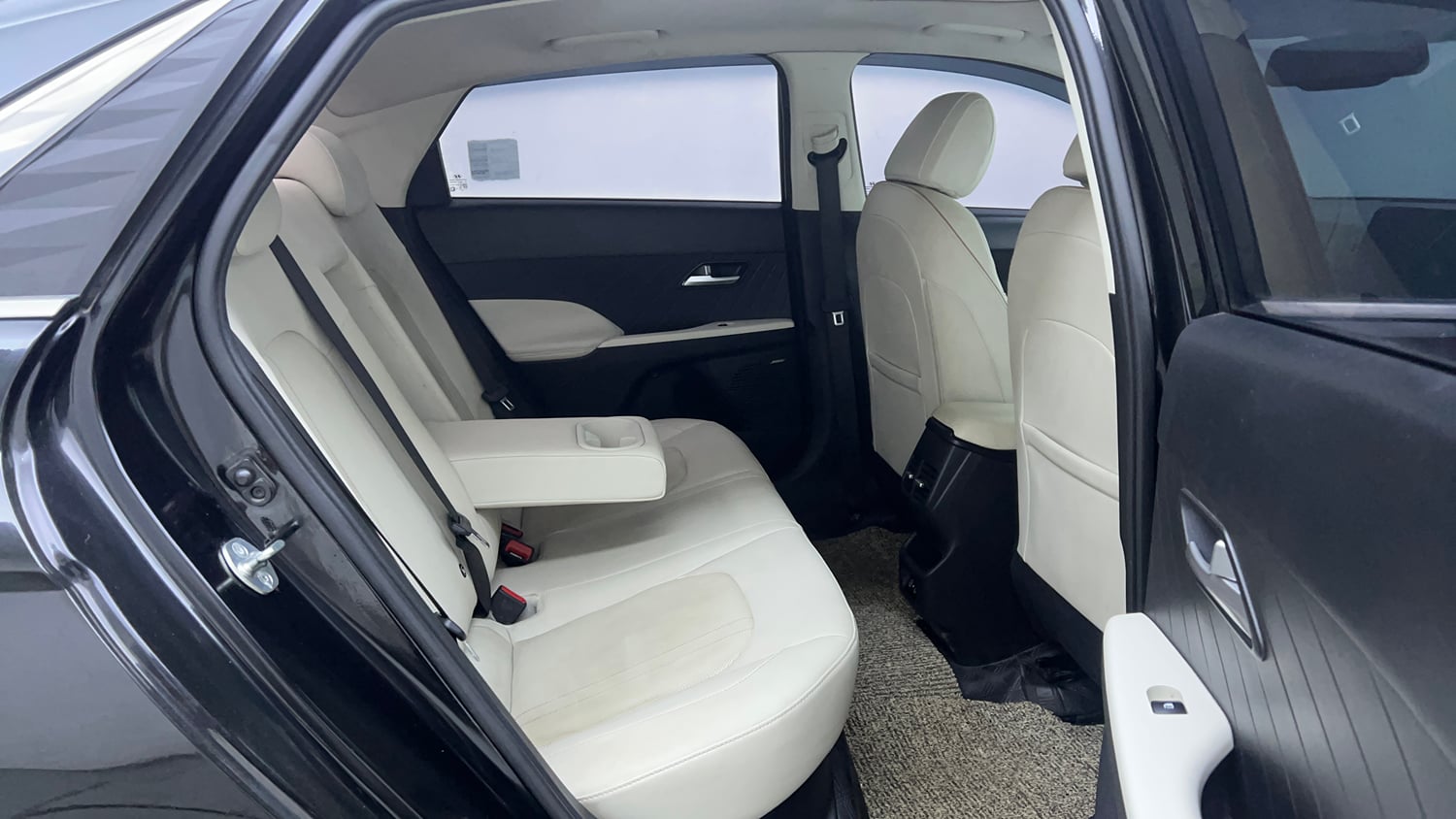 Used 2023 Hyundai Verna SX (O)1.5 MPi Petrol Manual interior RIGHT SIDE REAR DOOR CABIN VIEW