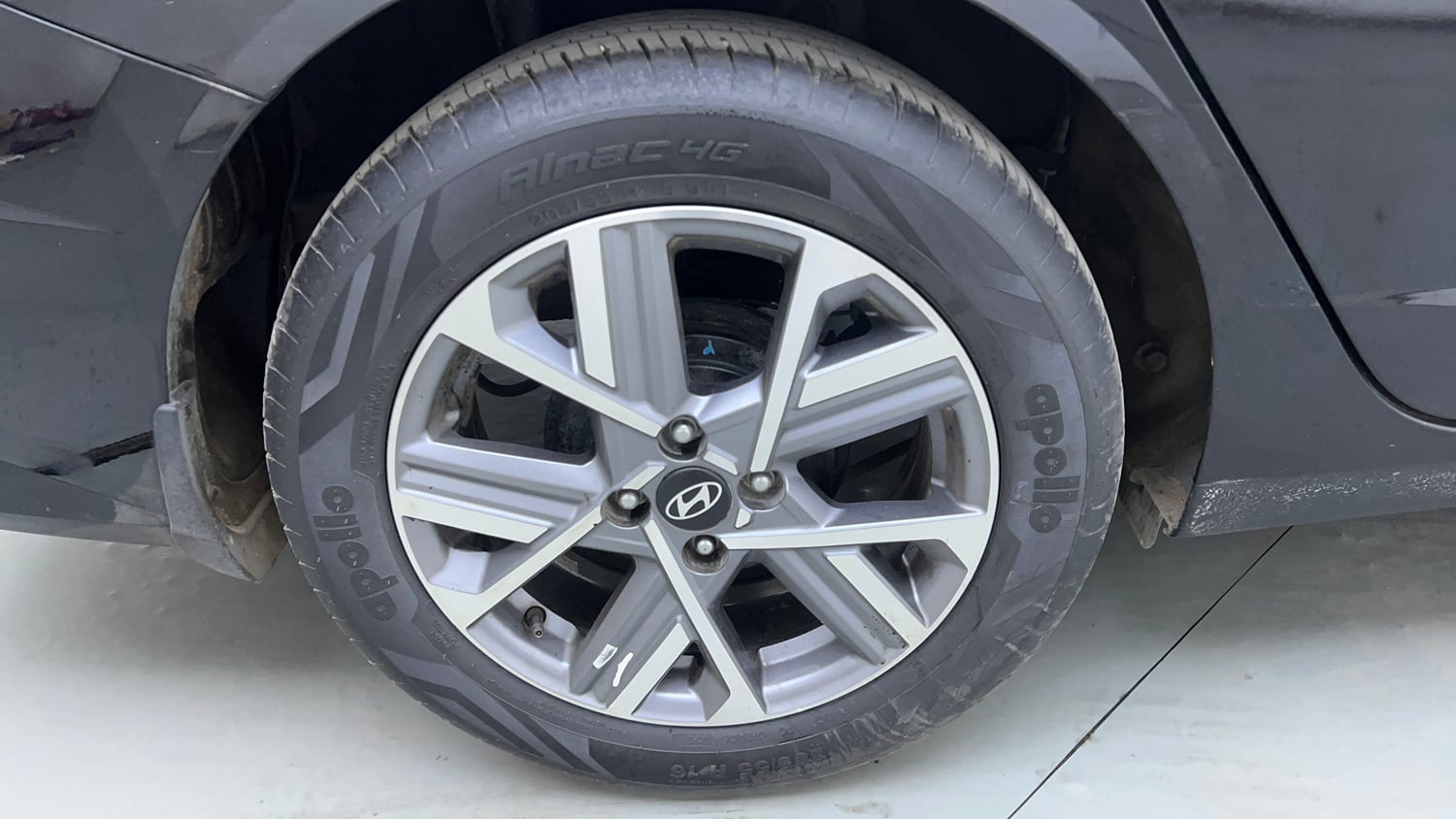 Used 2023 Hyundai Verna SX (O)1.5 MPi Petrol Manual tyres RIGHT REAR TYRE RIM VIEW