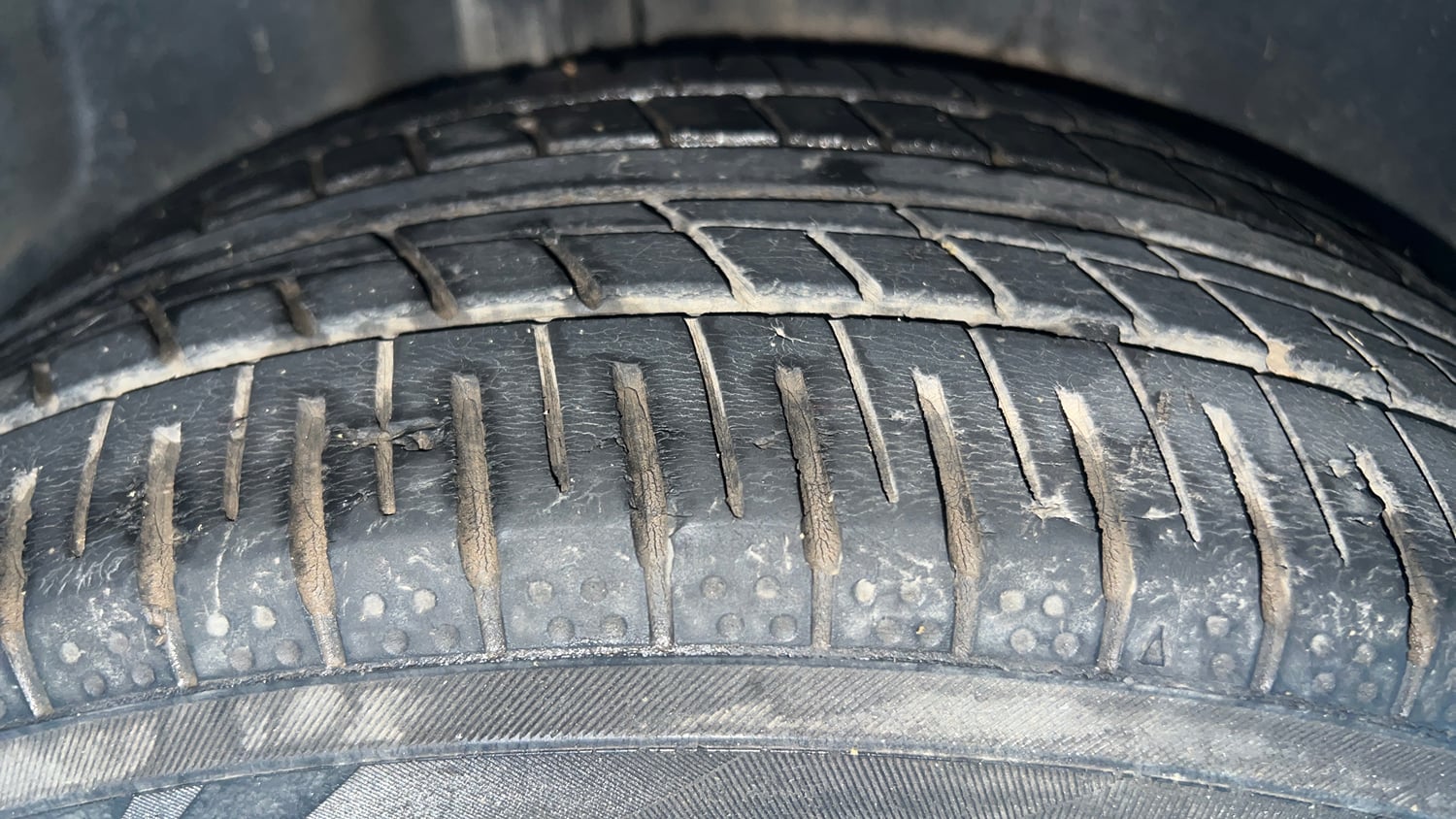 Used 2013 Volkswagen Polo Highline1.2L (P) Petrol Manual tyres RIGHT REAR TYRE TREAD VIEW