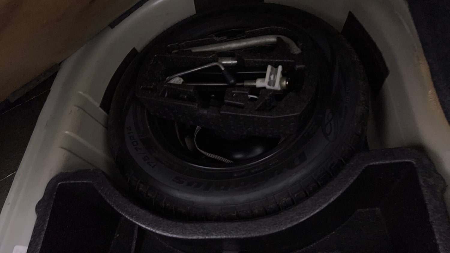 Used 2014 Volkswagen Vento Highline Petrol Petrol Manual tyres SPARE TYRE VIEW