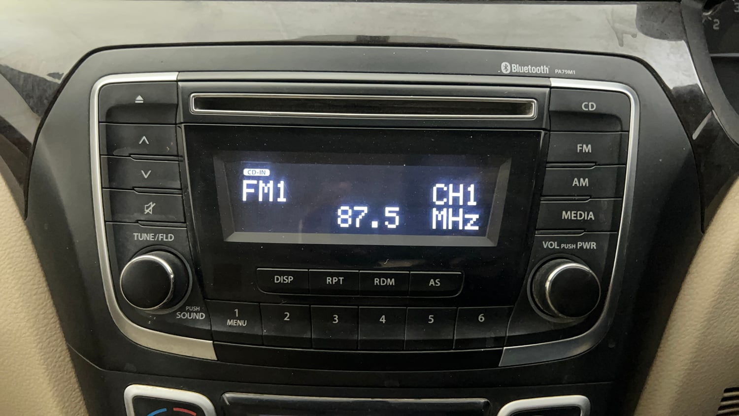 Used 2016 Maruti Suzuki Ciaz VXi+ Petrol Manual top_features Integrated (in-dash) music system