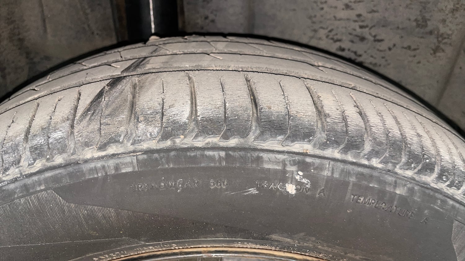 Used 2016 Maruti Suzuki Ertiga VXI AT Petrol Automatic tyres RIGHT REAR TYRE TREAD VIEW